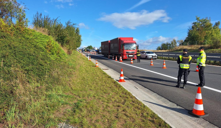 Policie na D3 kontrolovala auta. Hasiči zkoušeli stavbu speciální linky