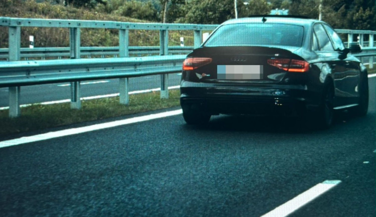 Řidič audi předjel dopravní policisty téměř dvoustovkou, tím jeho jízda skončila