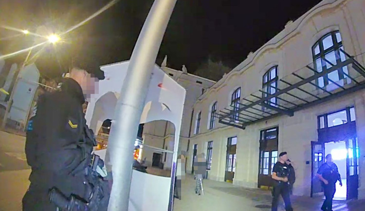 Billboard Motoristů omezoval průchod ulicí, naštvaný slepec ho rozmlátil holí