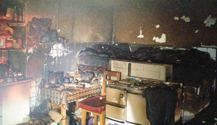 Záchranáři oživili seniorku vynesenou z hořícího domu