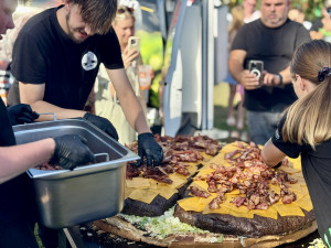 Největší burger v republice váží 164 kilogramů, připravili ho v Budějovicích