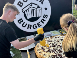 Největší burger v republice váží 164 kilogramů, připravili ho v Budějovicích