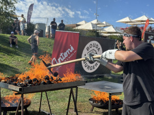 Největší burger v republice váží 164 kilogramů, připravili ho v Budějovicích