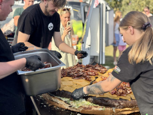 Největší burger v republice váží 164 kilogramů, připravili ho v Budějovicích