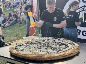 Největší burger v republice váží 164 kilogramů, připravili ho v Budějovicích