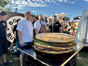 Největší burger v republice váží 164 kilogramů, připravili ho v Budějovicích