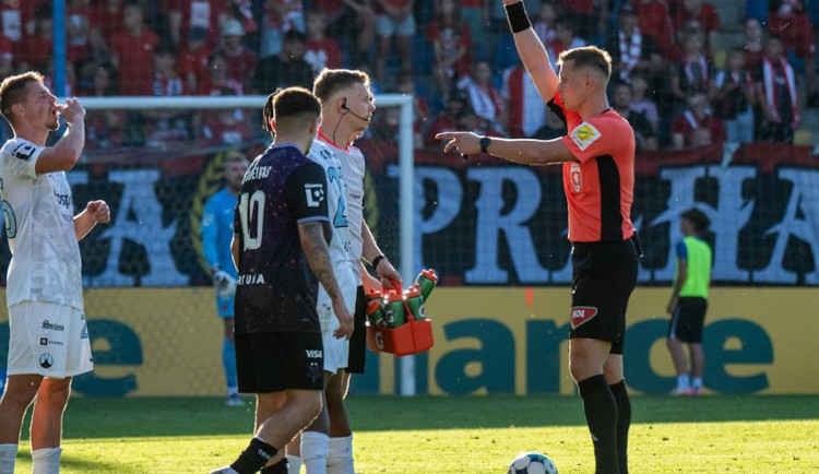 Kayo do sprch, bál se Kováč. Červenou pro fyzioterapeuta bude řešit