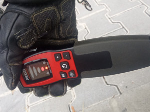 Chodníkem ve Lnářích unikal plyn, hasiči oblast uzavřeli