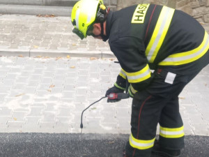 Chodníkem ve Lnářích unikal plyn, hasiči oblast uzavřeli
