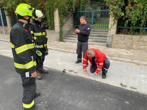 Chodníkem ve Lnářích unikal plyn, hasiči oblast uzavřeli