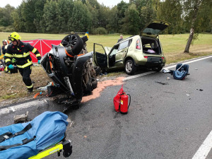 Smrtelná nehoda na Jindřichohradecku, u Lásenice se čelně střetly dva vozy