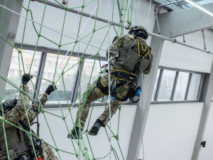 Slaňování, fast rope i první pomoc. Zásahovky zahájily mistrovství v IGY centru