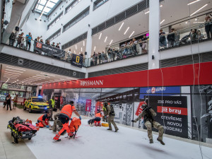 Slaňování, fast rope i první pomoc. Zásahovky zahájily mistrovství v IGY centru