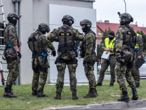 Slaňování, fast rope i první pomoc. Zásahovky zahájily mistrovství v IGY centru