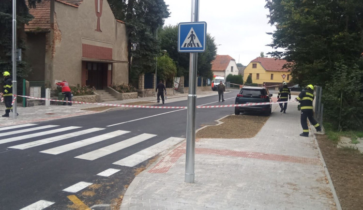 Chodníkem ve Lnářích unikal plyn, hasiči oblast uzavřeli