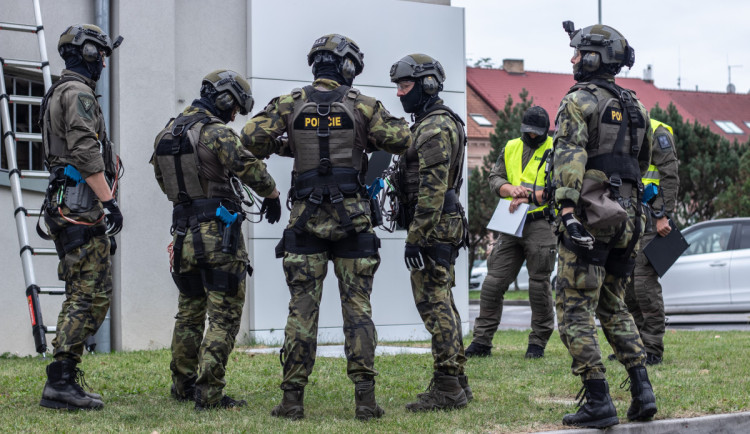 Slaňování, fast rope i první pomoc. Zásahovky zahájily mistrovství v IGY centru