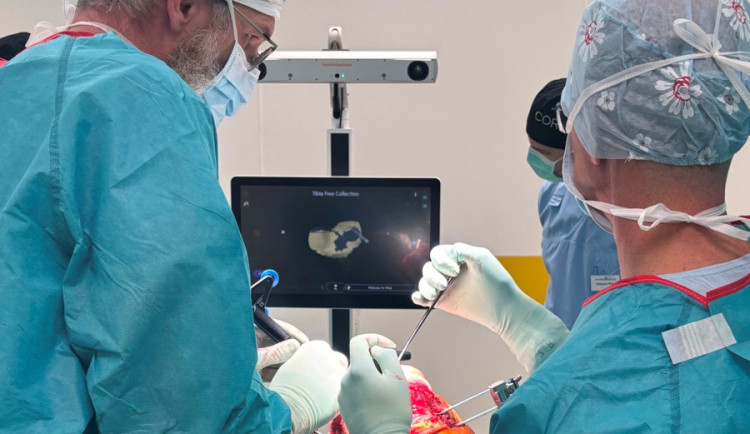 FOTO: Ortopedům v Jihlavě při operaci kolenního kloubu poprvé asistoval robot