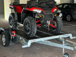 Policie pátrá po ukradené čtyřkolce. Škoda je téměř půl milionu