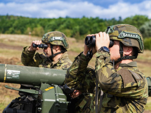 Strakoničtí vojáci při cvičení stříleli na cíl, který letí rychlostí až 300