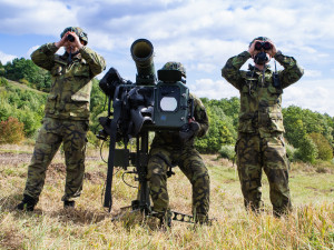 Strakoničtí vojáci při cvičení stříleli na cíl, který letí rychlostí až 300