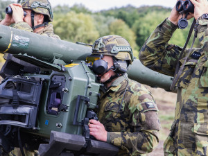 Strakoničtí vojáci při cvičení stříleli na cíl, který letí rychlostí až 300