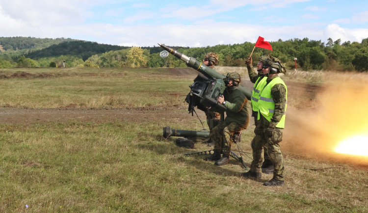Strakoničtí vojáci při cvičení stříleli na cíl, který letí rychlostí až 300