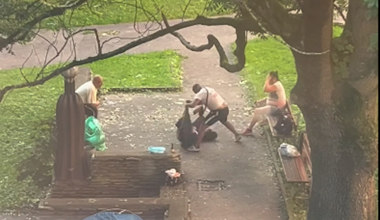 Brutální napadení v Jablonci, video se šíří po sítích. Dva muži dupou ženě na hlavu