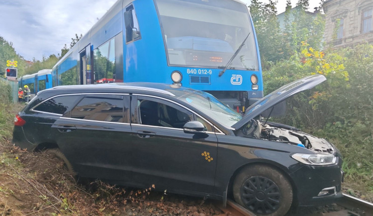 V Jablonci se střetl osobní vlak s automobilem, řidič auta vyvázl s lehkým zraněním