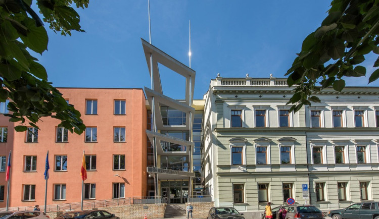 Přetížená nákladní doprava škodí krajským silnicím. Policie dostane dvě mobilní váhy