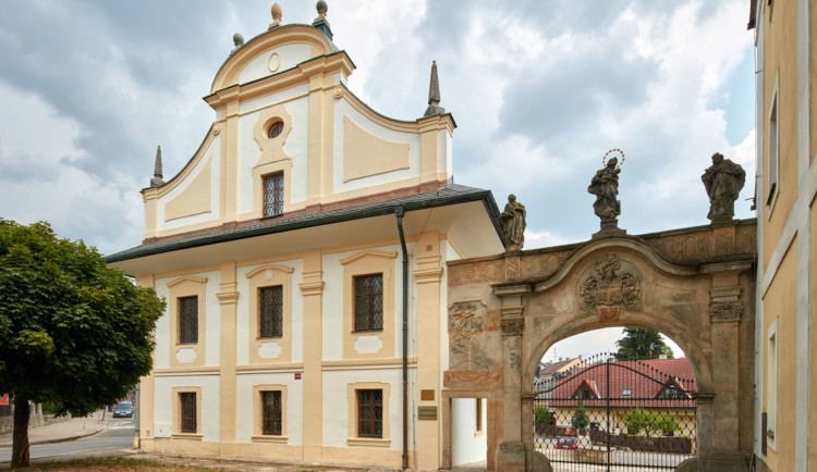 Výstava Návrat domů Noaha Breuera oživuje příběh královédvorské textilní rodiny