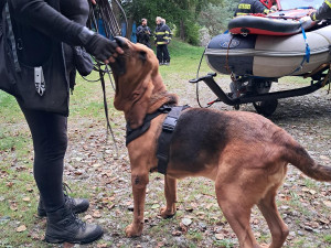 U jezu zůstalo oblečení a další věci. Policie pátrá po jejich majiteli