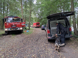 U jezu zůstalo oblečení a další věci. Policie pátrá po jejich majiteli