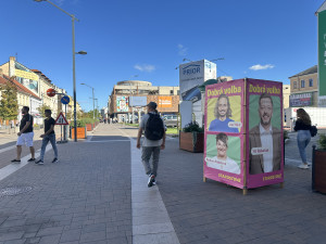 Politická reklama překáží a blokuje ulice, smluvně je však všechno v pořádku