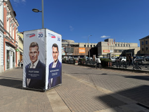 Politická reklama překáží a blokuje ulice, smluvně je však všechno v pořádku