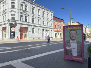 Politická reklama překáží a blokuje ulice, smluvně je však všechno v pořádku