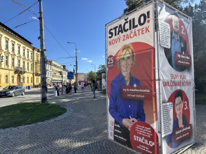 Politická reklama překáží a blokuje ulice, smluvně je však všechno v pořádku