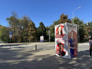 Politická reklama překáží a blokuje ulice, smluvně je však všechno v pořádku