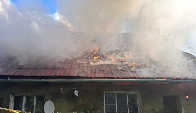 Rozsáhlý požár v Dalově, shořela střecha rodinného domu. Na místě bylo deset jednotek hasičů