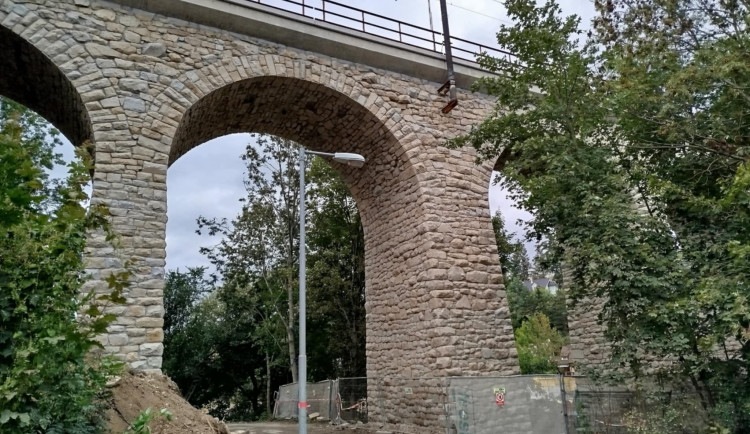 FOTO: Oprava železničního viaduktu míří do finále, Jihlavané novou podobu chválí