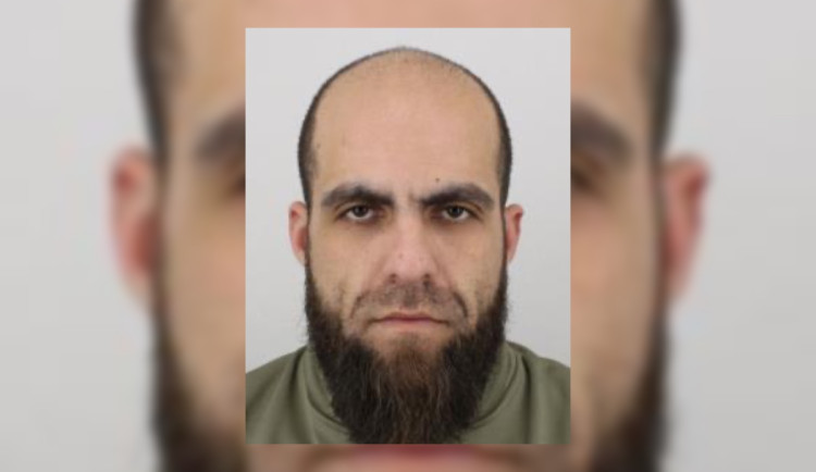 Policisté hledají muže podezřelého z loupeže, může být ozbrojený a nebezpečný