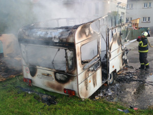 Tři shořelá vozidla za jeden den, u Dačic vzplanulo auto, ve Vodňanech karavan