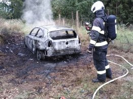 Tři shořelá vozidla za jeden den, u Dačic vzplanulo auto, ve Vodňanech karavan