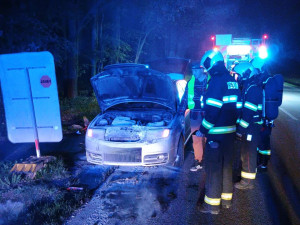 Tři shořelá vozidla za jeden den, u Dačic vzplanulo auto, ve Vodňanech karavan