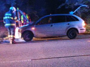 Tři shořelá vozidla za jeden den, u Dačic vzplanulo auto, ve Vodňanech karavan