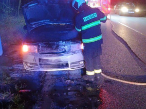 Tři shořelá vozidla za jeden den, u Dačic vzplanulo auto, ve Vodňanech karavan