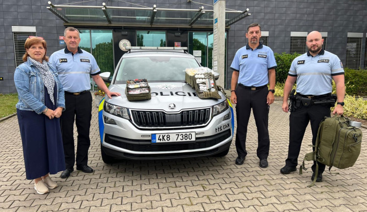 Policisté získali od Svazku obcí Doupovské hory nové záchranářské batohy