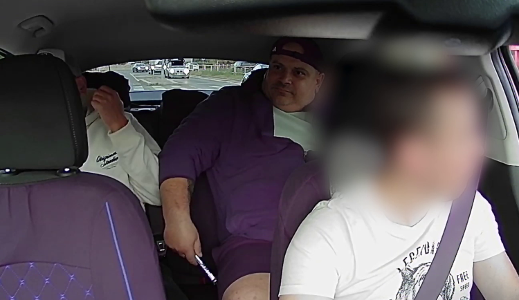 VIDEO: Muž našel v taxíku mobil, místo vrácení ho ukradl. Hrozí mu roční vězení