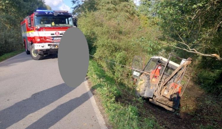 U Třeštice boural pětasedmdesátiletý traktorista. Vjel na krajnici a převrátil se
