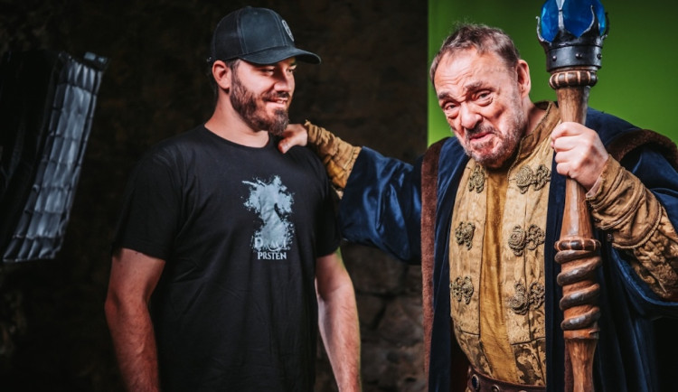Herec John Rhys-Davies, představitel trpaslíka Gimliho, natáčel v Písku