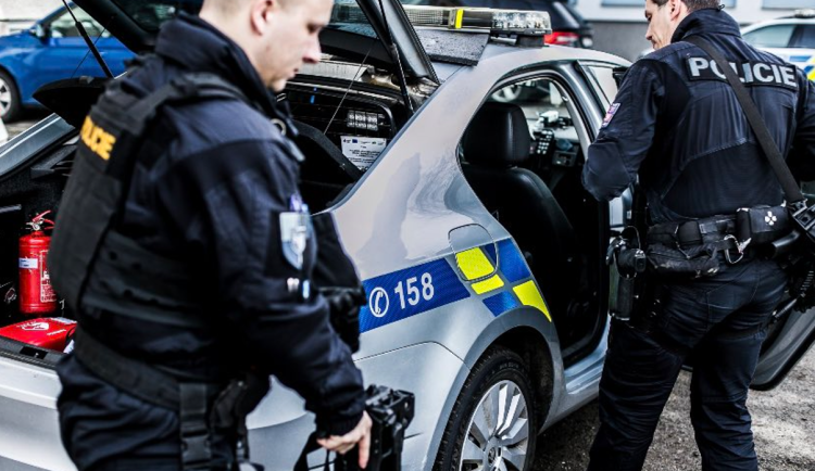 Neznámý agresor napadl před barem Cihelna v Jablonci muže, policie hledá svědky